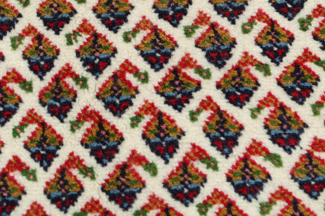 Hand-knotted Sarough Mir rug from the Middle East in red and beige tones.