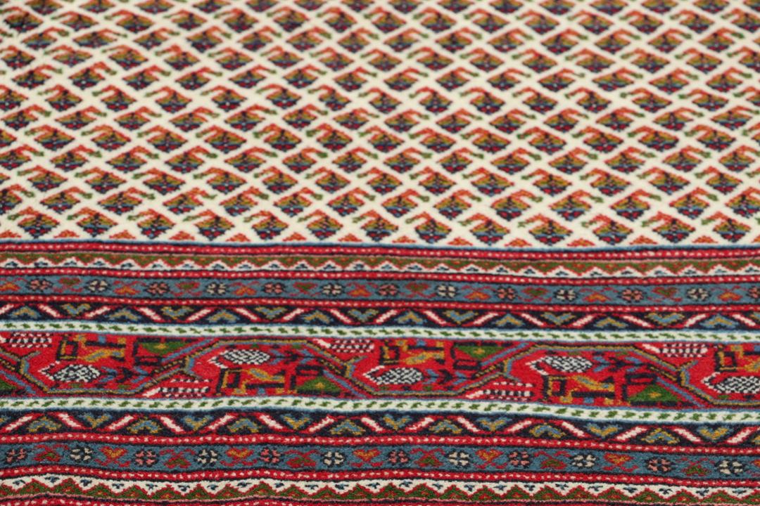 Hand-knotted Sarough Mir rug from the Middle East in red and beige tones.
