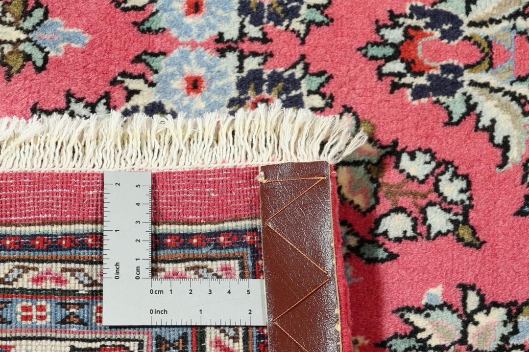 Et håndknyttet Sarough-tæppe fra Mellemøsten med et blomstermønster i rød, beige og blå.