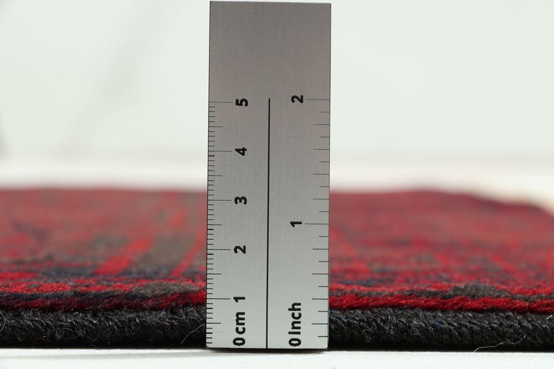 Håndknyttet tæppe fra Mellemøsten i mørkerød med indviklede mønstre