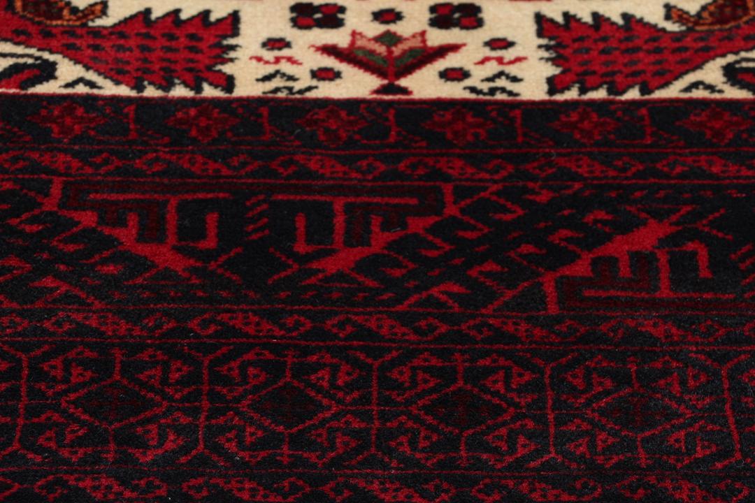 Handgeknoopt Beluch-tapijt in rood en blauw met traditionele tribale patronen