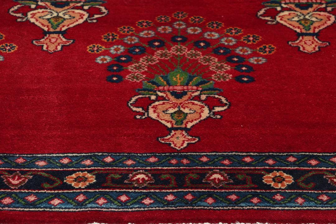 Handgeknoopt Wiss-tapijt met een bloemmotief op een rood veld uit het Midden-Oosten