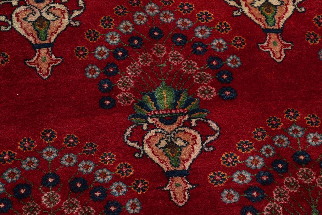Handgeknoopt Wiss-tapijt met een bloemmotief op een rood veld uit het Midden-Oosten
