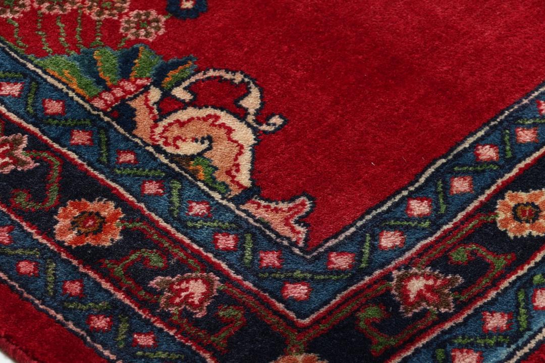 Handgeknoopt Wiss-tapijt met een bloemmotief op een rood veld uit het Midden-Oosten