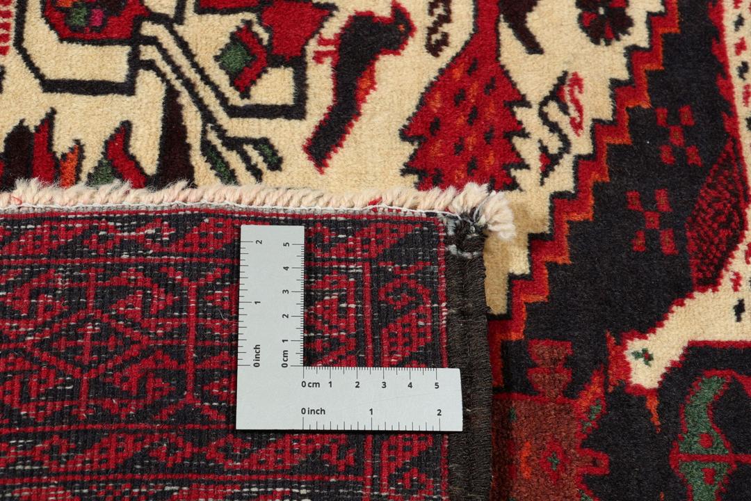 Handgeknoopt Beluch-tapijt met tribale motieven in donkerrode en crèmekleurige tinten uit het Midden-Oosten