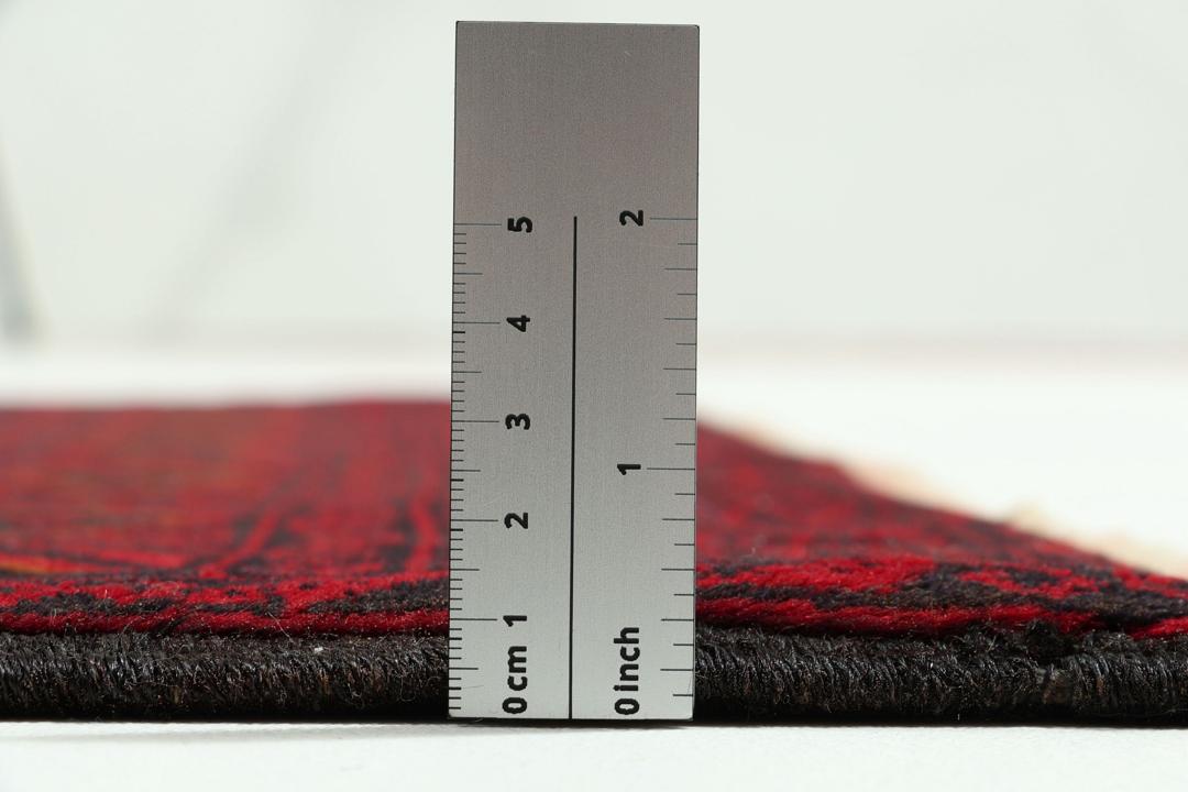 Handgeknoopt Beluch-tapijt met tribale motieven in donkerrode en crèmekleurige tinten uit het Midden-Oosten