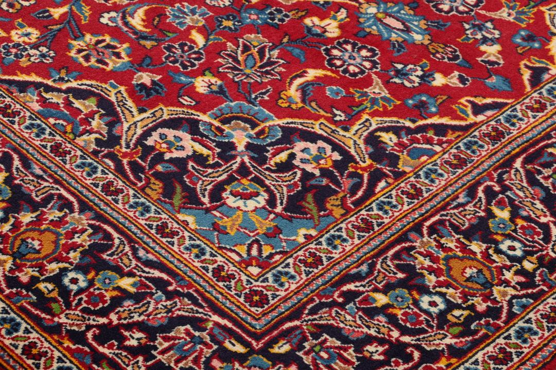 Handgeknoopt Kashan-tapijt met een centraal medaillon in rode en blauwe tinten