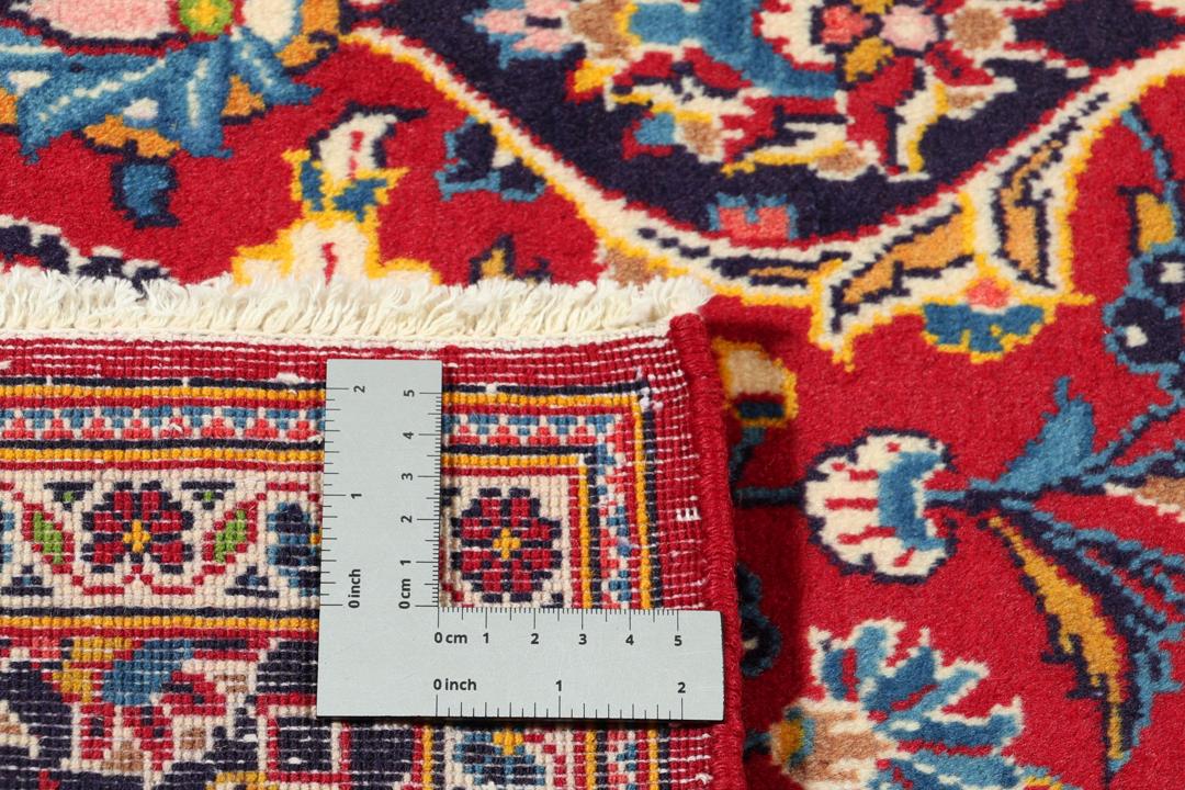 Handgeknoopt Kashan-tapijt met een centraal medaillon in rode en blauwe tinten