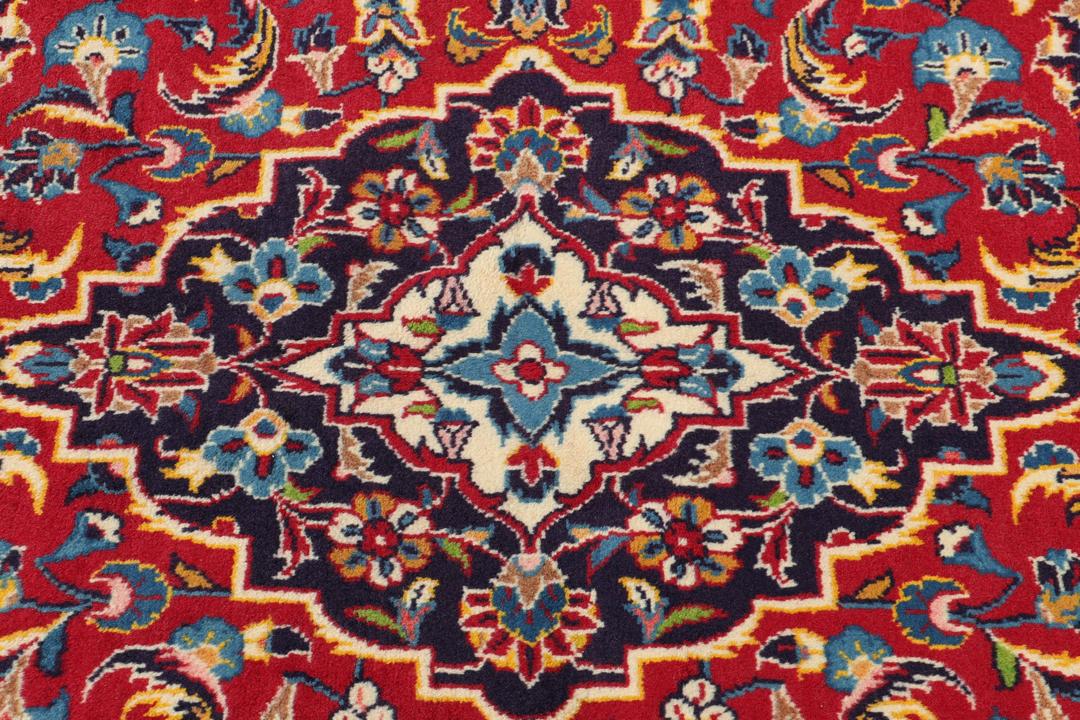 Handgeknoopt Kashan-tapijt met een centraal medaillon in rode en blauwe tinten