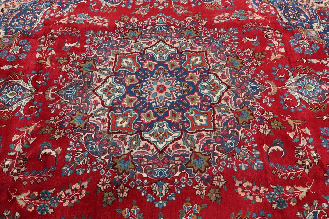 Tapis Mashad noué à la main provenant du Moyen-Orient dans des tons rouge profond et bleu