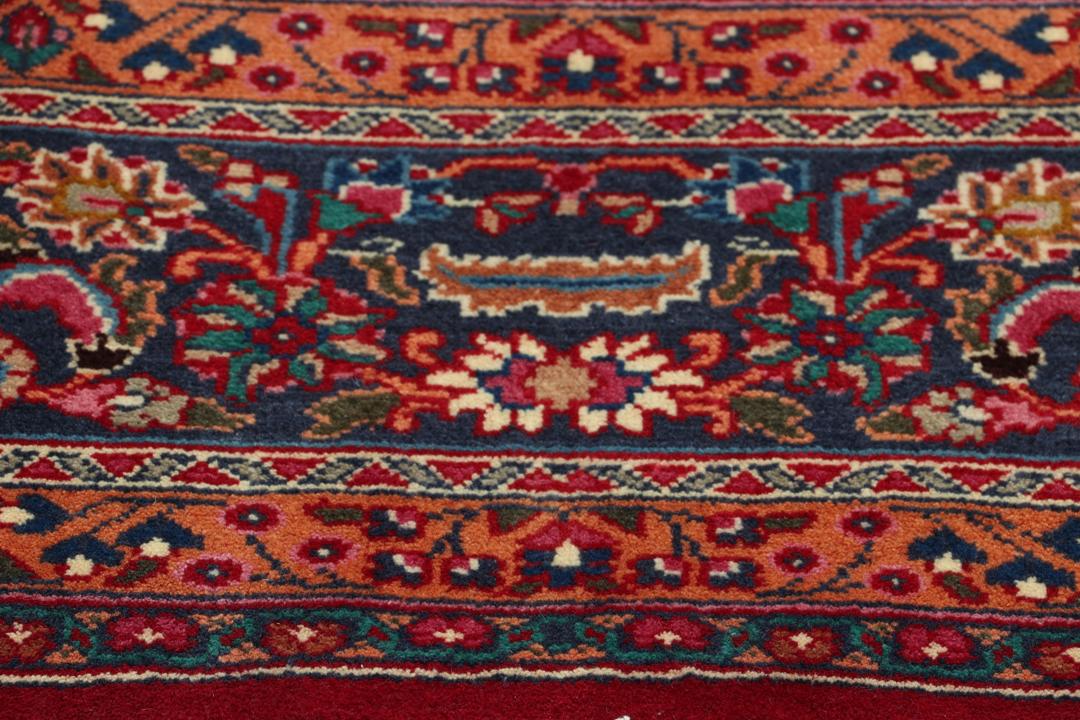 Tapis Mashad noué à la main provenant du Moyen-Orient dans des tons rouge profond et bleu