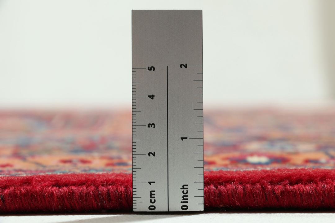 Tapis Mashad noué à la main provenant du Moyen-Orient dans des tons rouge profond et bleu