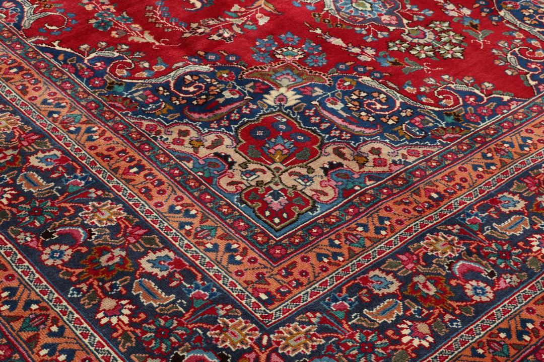 Tapis Mashad noué à la main provenant du Moyen-Orient dans des tons rouge profond et bleu