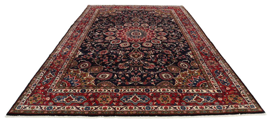 Un tapis Mehraban noué à la main avec un champ bleu foncé et un motif de médaillon floral du Moyen-Orient.