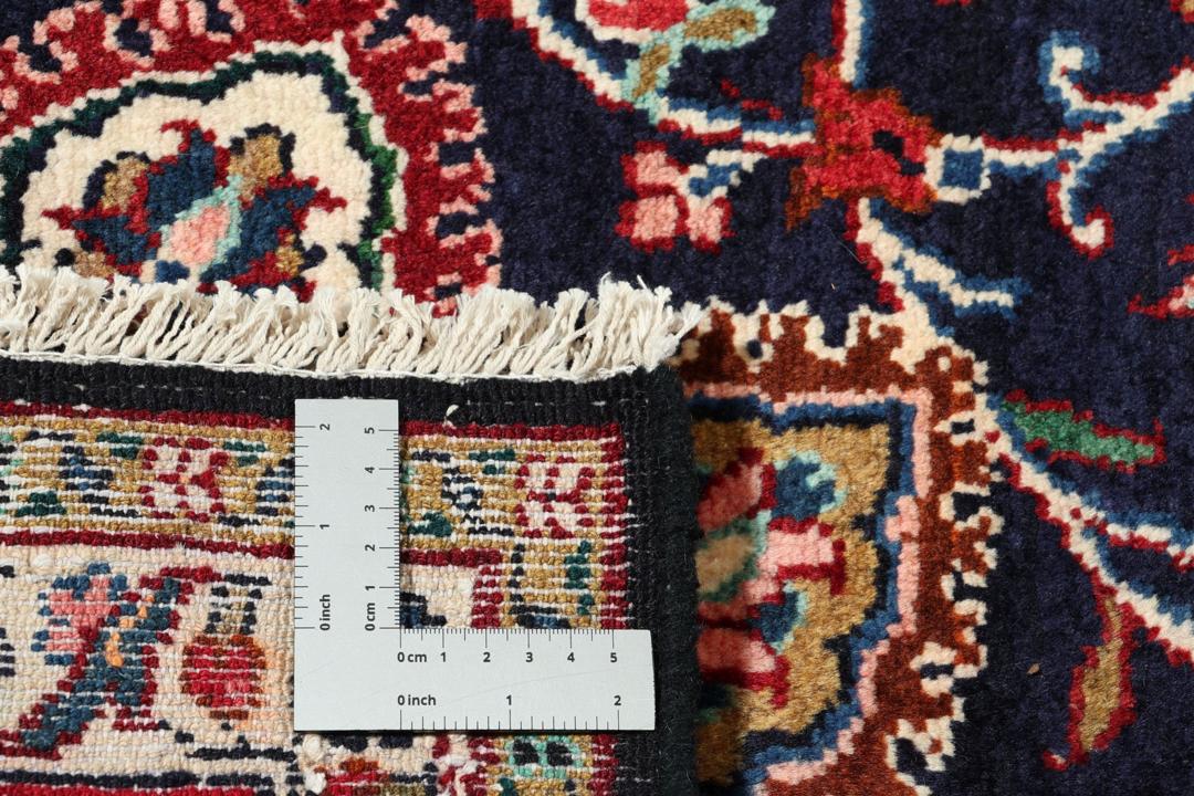 Un tapis Mehraban noué à la main avec un champ bleu foncé et un motif de médaillon floral du Moyen-Orient.