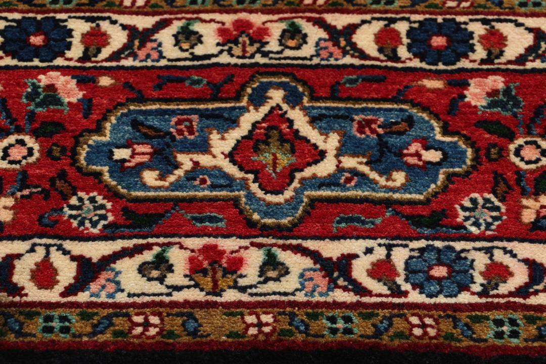 Un tapis Mehraban noué à la main avec un champ bleu foncé et un motif de médaillon floral du Moyen-Orient.