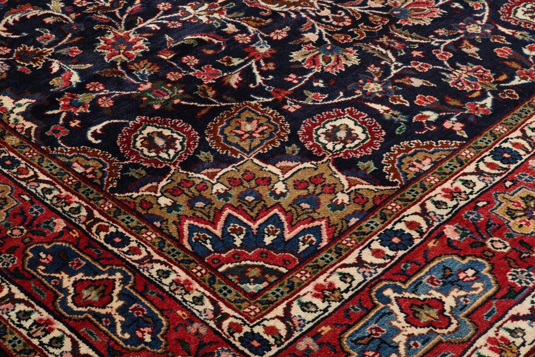 Un tapis Mehraban noué à la main avec un champ bleu foncé et un motif de médaillon floral du Moyen-Orient.