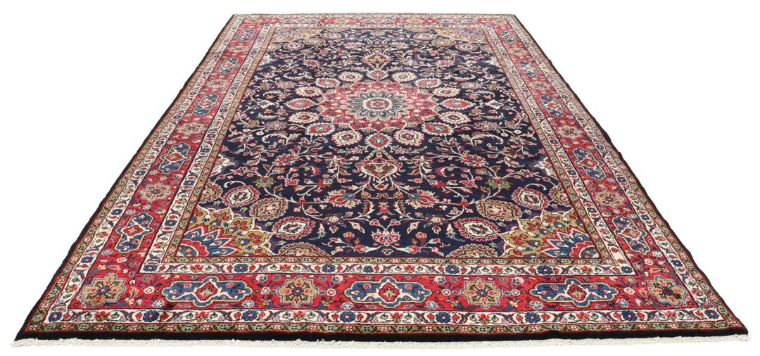 Un tapis Mehraban noué à la main avec un champ bleu foncé et un motif de médaillon floral du Moyen-Orient.