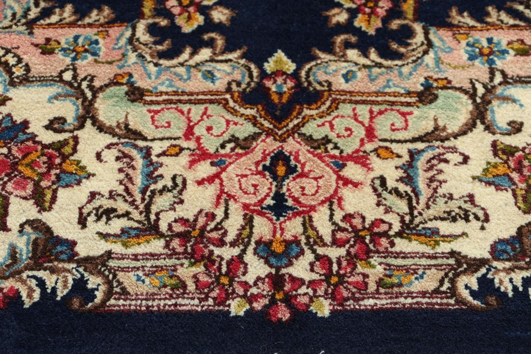 Tappeto Kerman annodato a mano proveniente dal Medio Oriente in blu scuro con intricati motivi floreali
