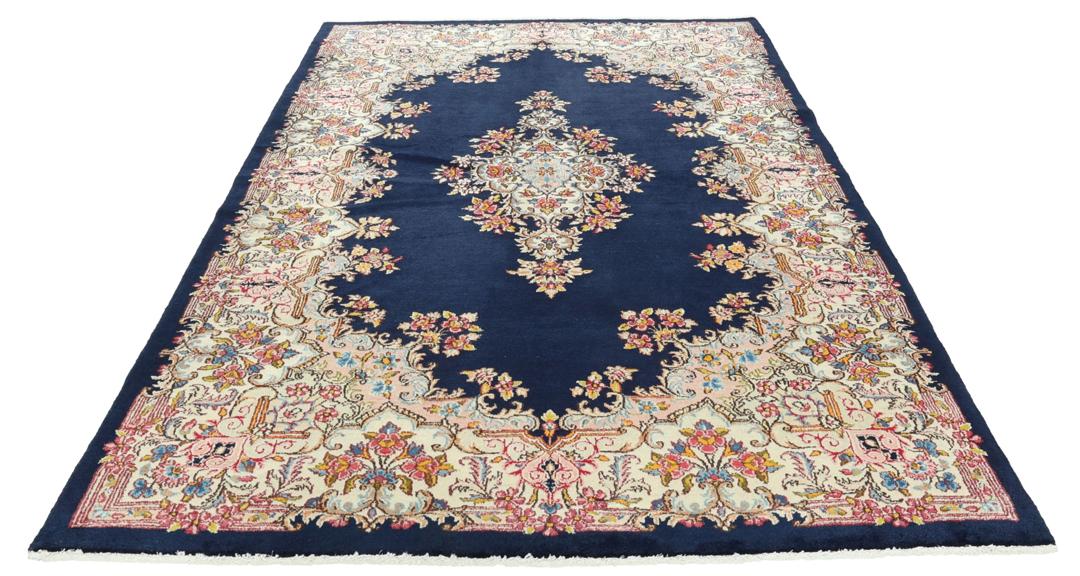 Tappeto Kerman annodato a mano proveniente dal Medio Oriente in blu scuro con intricati motivi floreali