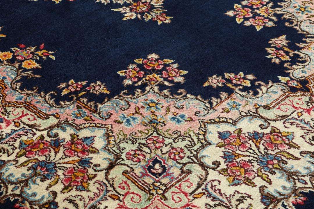 Tappeto Kerman annodato a mano proveniente dal Medio Oriente in blu scuro con intricati motivi floreali