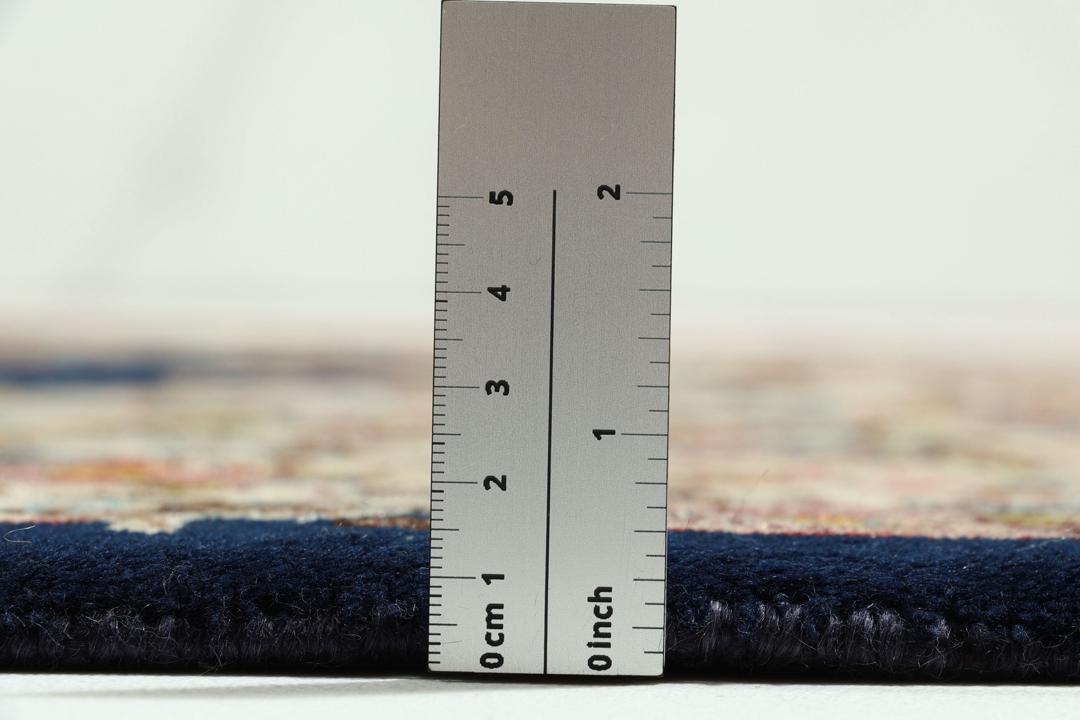 Tappeto Kerman annodato a mano proveniente dal Medio Oriente in blu scuro con intricati motivi floreali