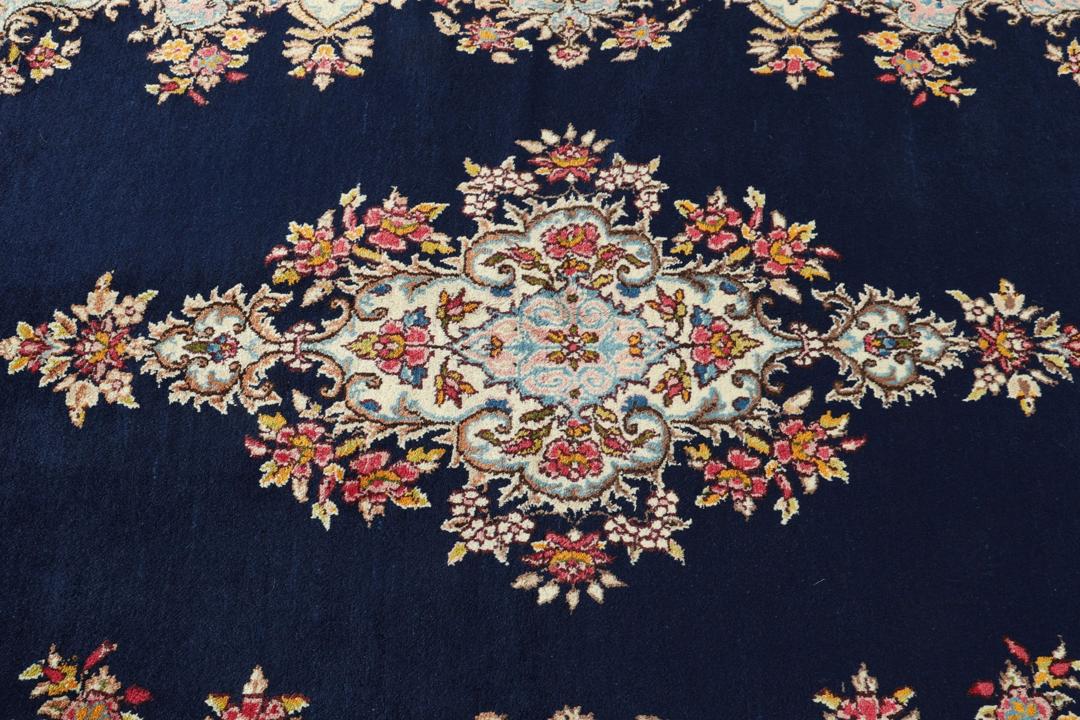 Tappeto Kerman annodato a mano proveniente dal Medio Oriente in blu scuro con intricati motivi floreali