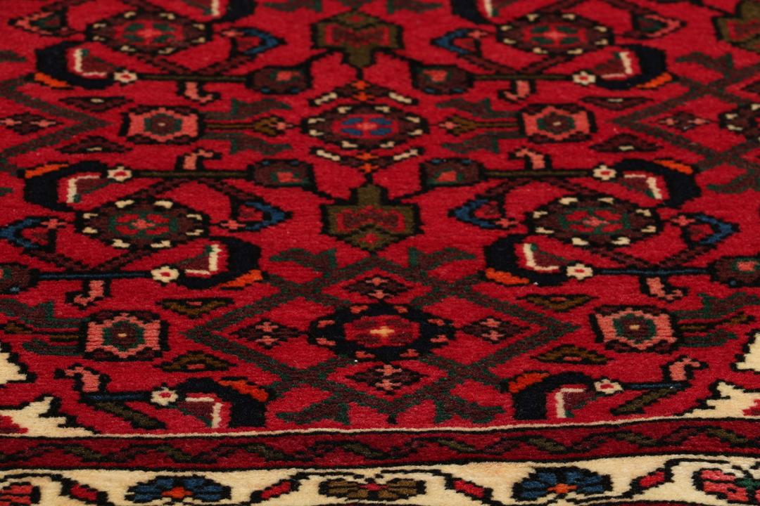 Handgeknoopte Hosseinabad loper in rood met geometrische tribale motieven