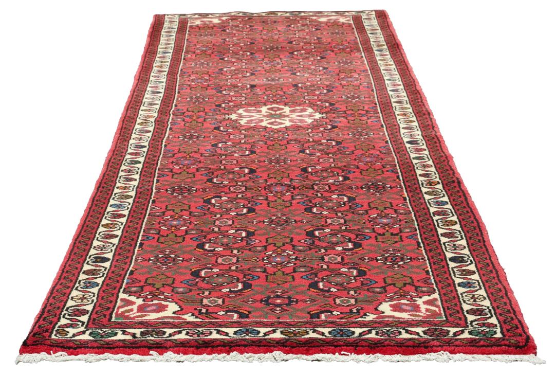 Handgeknoopte Hosseinabad loper in rood met geometrische tribale motieven