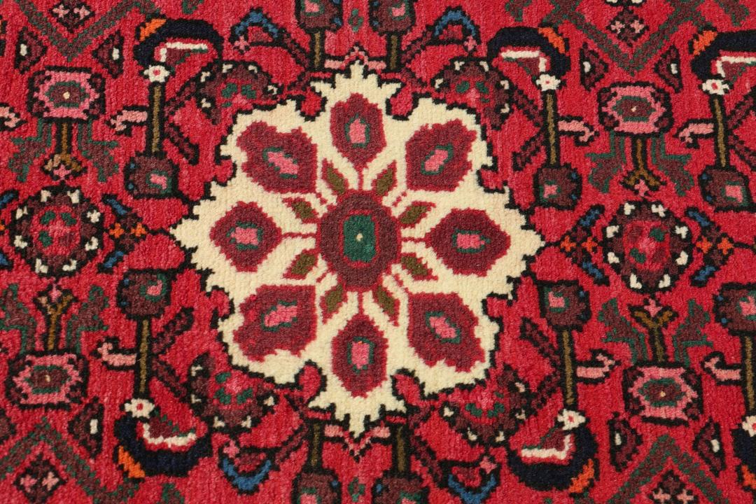 Handgeknoopte Hosseinabad loper in rood met geometrische tribale motieven