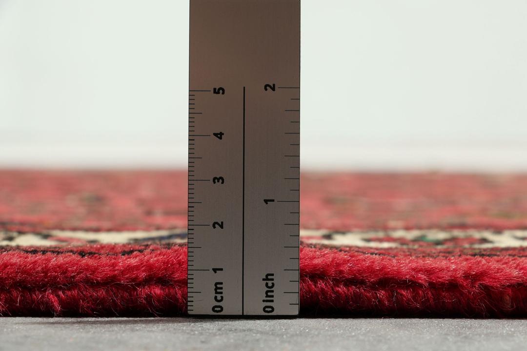 Handgeknoopte Hosseinabad loper in rood met geometrische tribale motieven