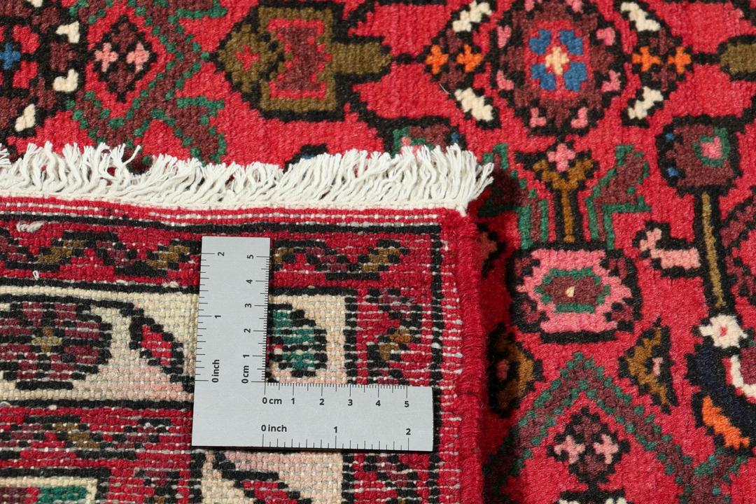 Handgeknoopte Hosseinabad loper in rood met geometrische tribale motieven