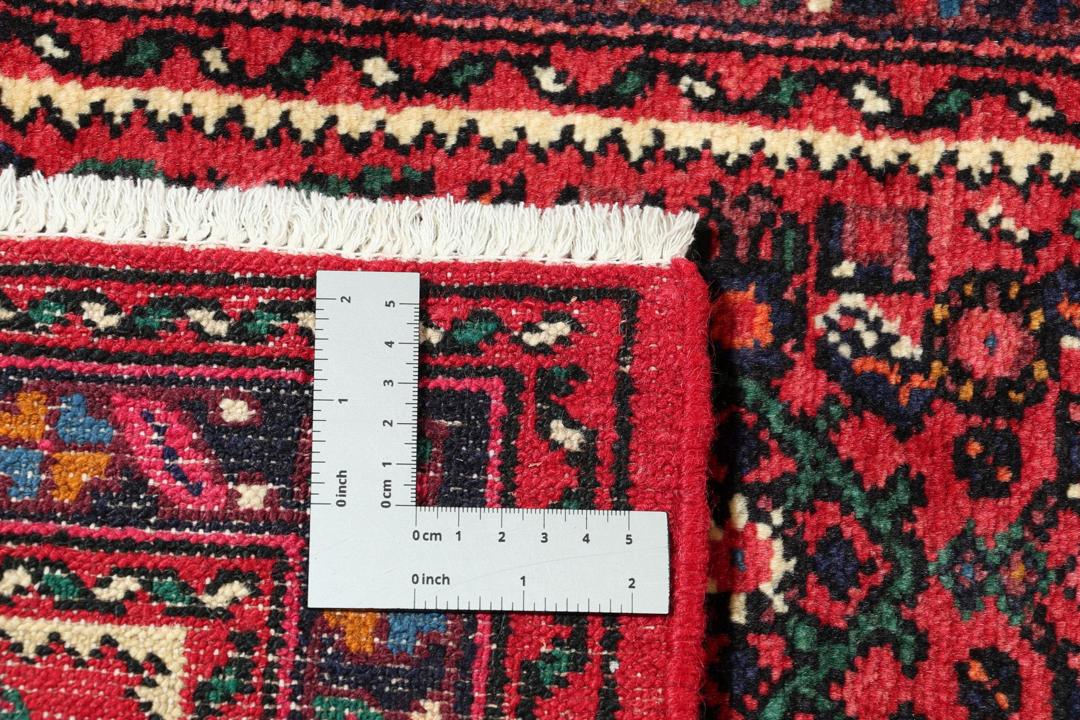 Håndknyttet Hosseinabad-løber med en dyb rød uldluve og traditionelt mønster