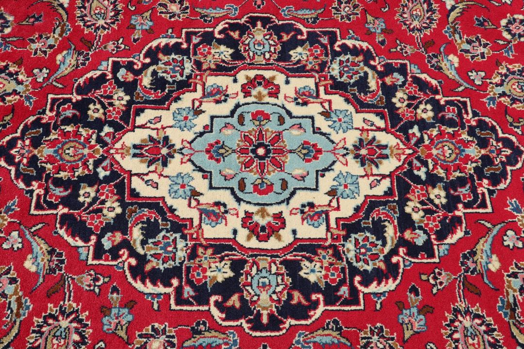 Handgeknoopt Keshan-tapijt uit het Midden-Oosten met een rood veld en blauw medaillon