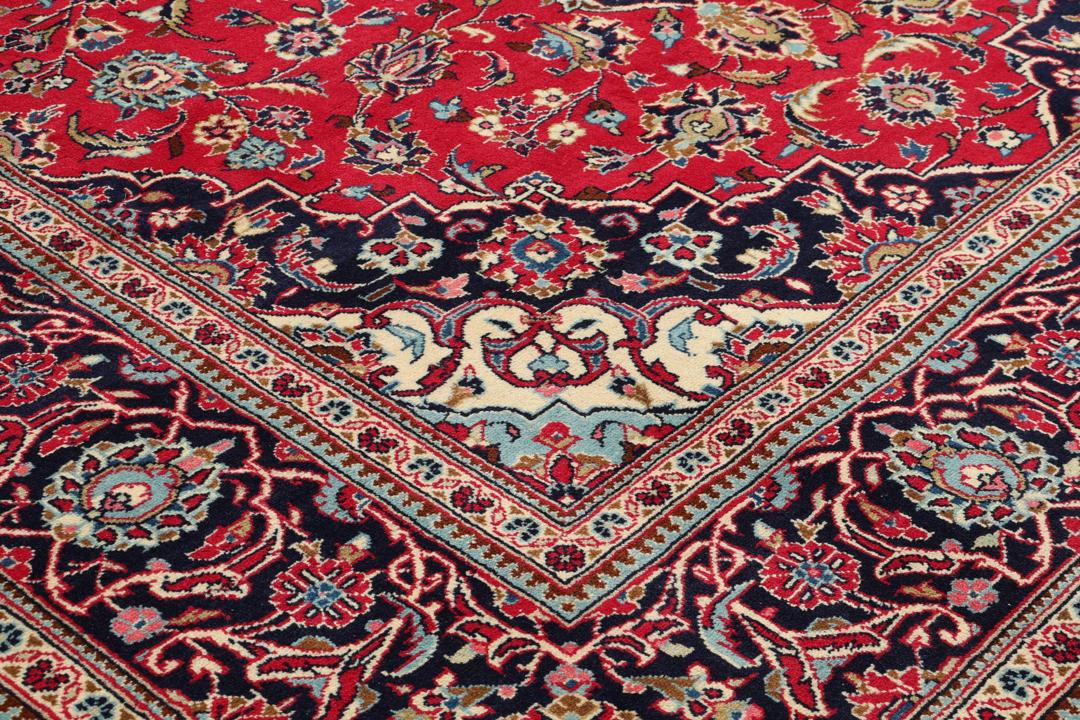Handgeknoopt Keshan-tapijt uit het Midden-Oosten met een rood veld en blauw medaillon