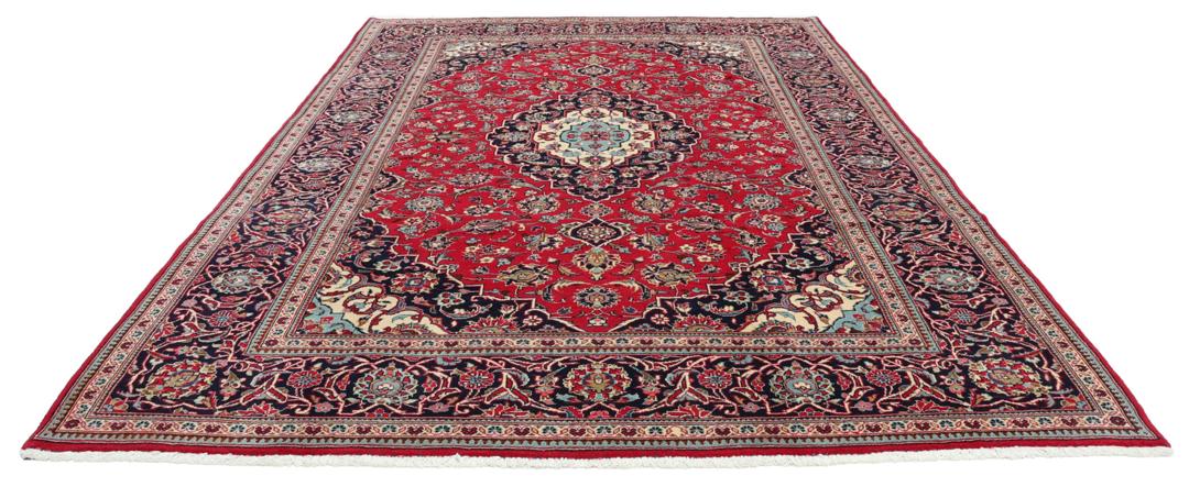 Handgeknoopt Keshan-tapijt uit het Midden-Oosten met een rood veld en blauw medaillon