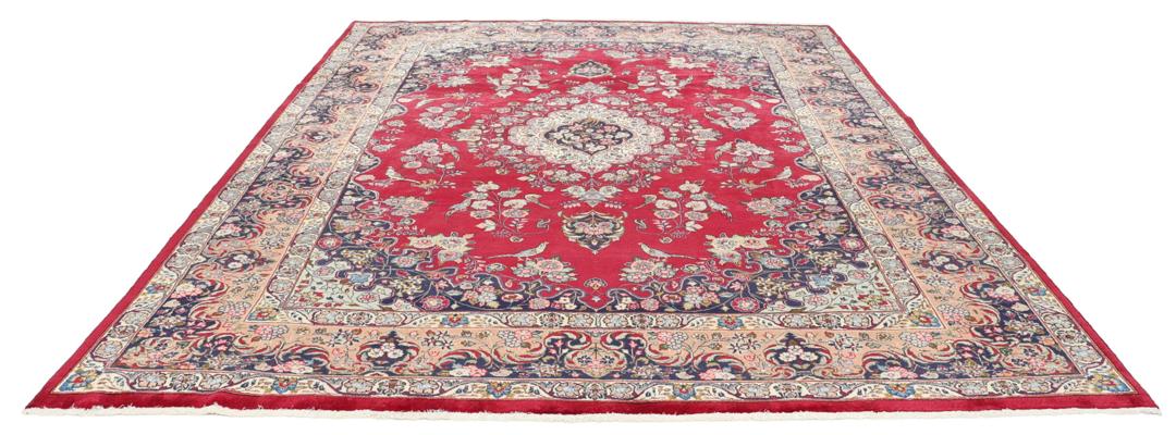 Handgeknüpfter Mashad-Teppich aus dem Mittleren Osten mit rotem Grund und Blumenmustern.
