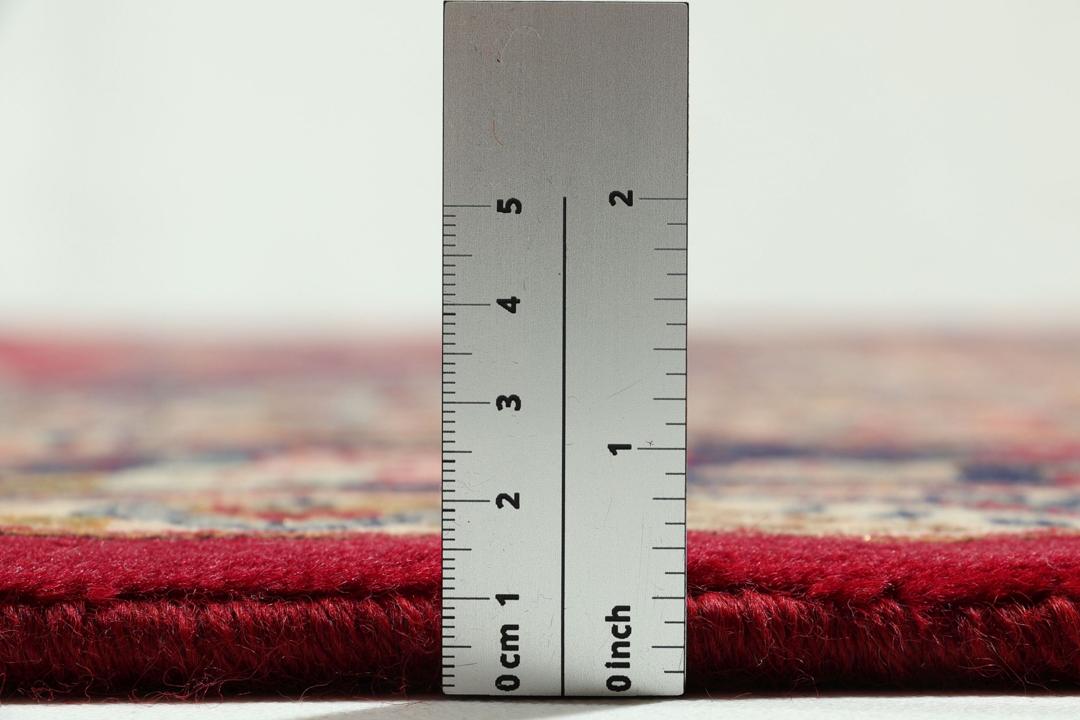 Handgeknüpfter Mashad-Teppich aus dem Mittleren Osten mit rotem Grund und Blumenmustern.