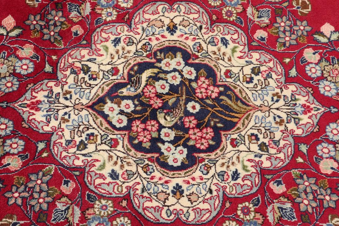 Handgeknüpfter Mashad-Teppich aus dem Mittleren Osten mit rotem Grund und Blumenmustern.