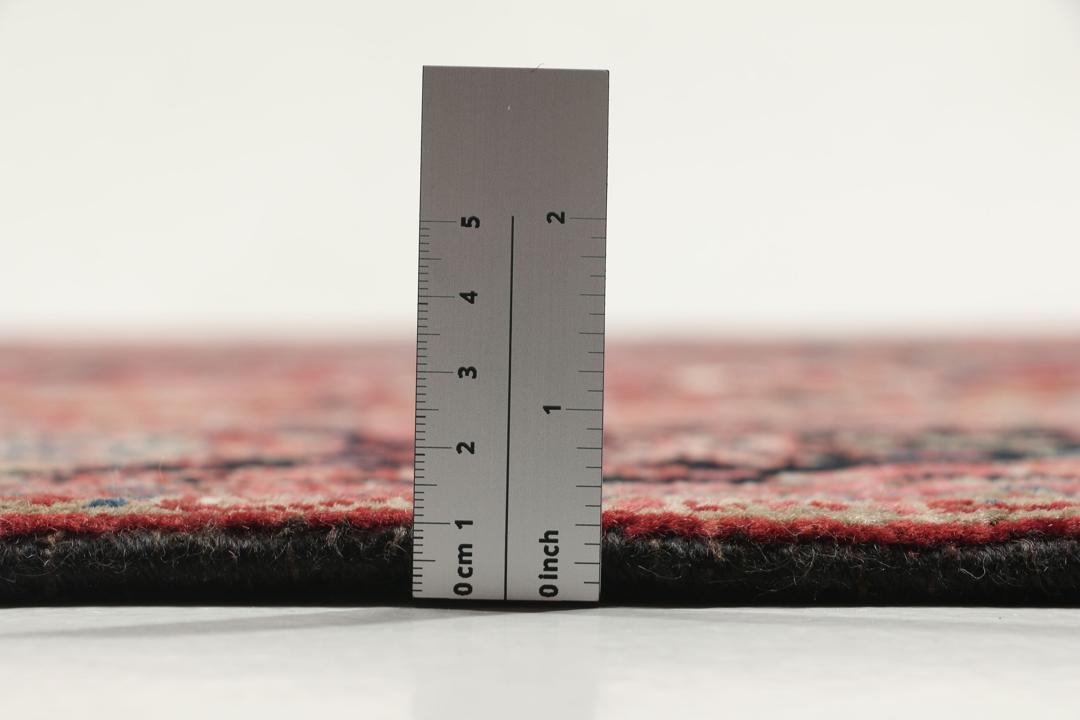 Handgeknoopt Heriz tapijt uit het Midden-Oosten met een gedurfd rood geometrisch patroon