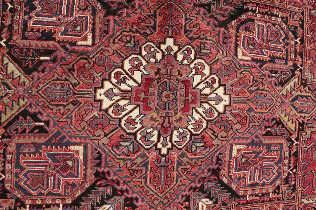 Handgeknoopt Heriz tapijt uit het Midden-Oosten met een gedurfd rood geometrisch patroon