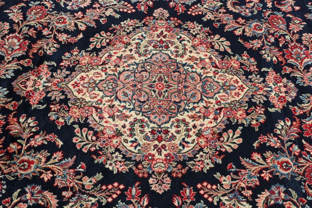 Et håndknyttet Hamadan Shahrbaf-tæppe fra Mellemøsten med en mørkeblå bund og blomstermotiver
