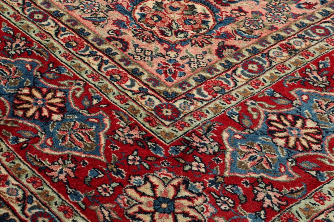 Et håndknyttet Hamadan Shahrbaf-tæppe fra Mellemøsten med en mørkeblå bund og blomstermotiver