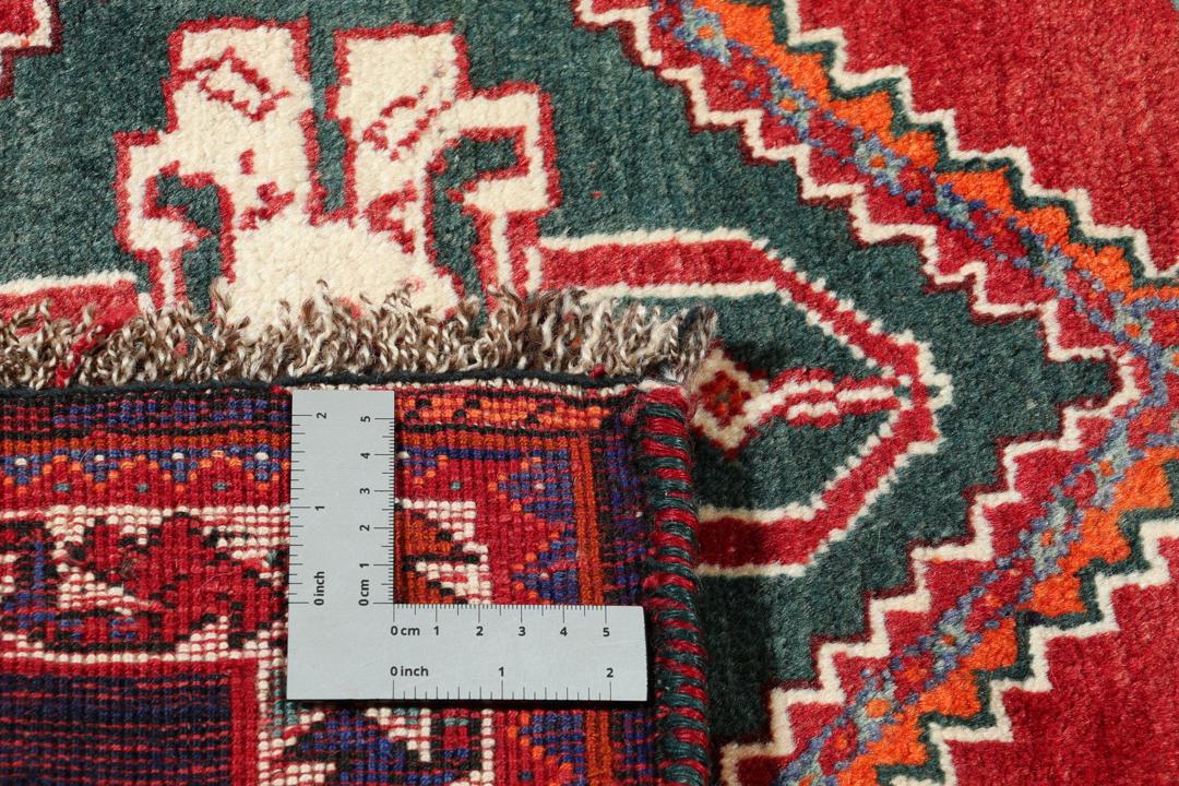 Handgeknoopt Shiraz-tapijt uit het Midden-Oosten met een levendig rood en blauw geometrisch ontwerp.