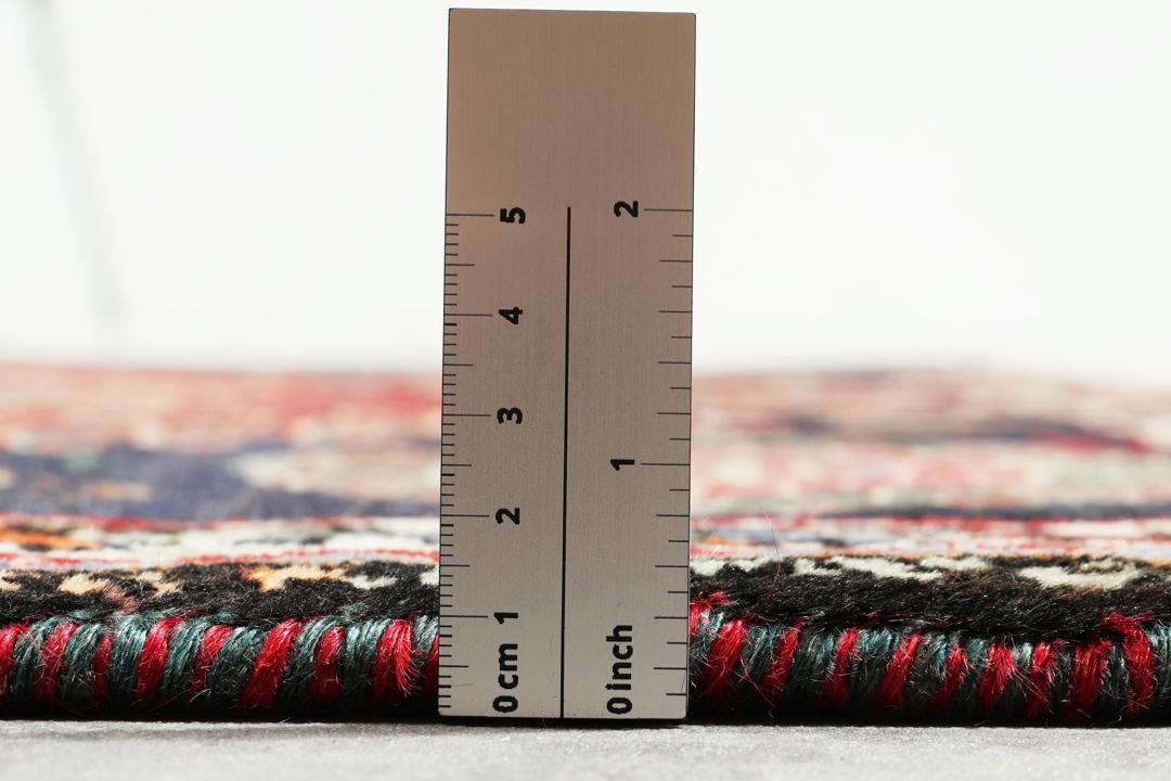 Handgeknoopt Shiraz-tapijt uit het Midden-Oosten met een levendig rood en blauw geometrisch ontwerp.