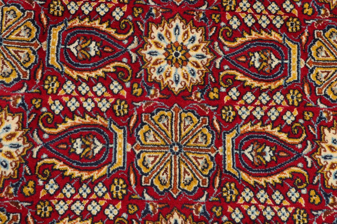 Handgeknoopt Moud-tapijt uit het Midden-Oosten met een levendig rood kleurenpalet.