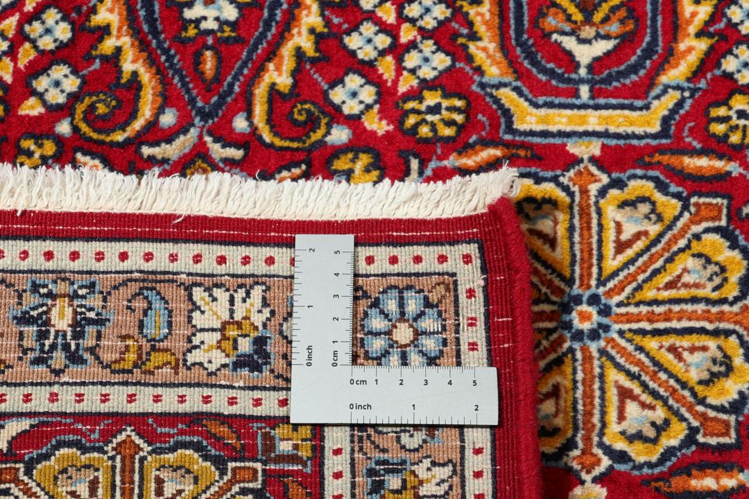 Handgeknoopt Moud-tapijt uit het Midden-Oosten met een levendig rood kleurenpalet.