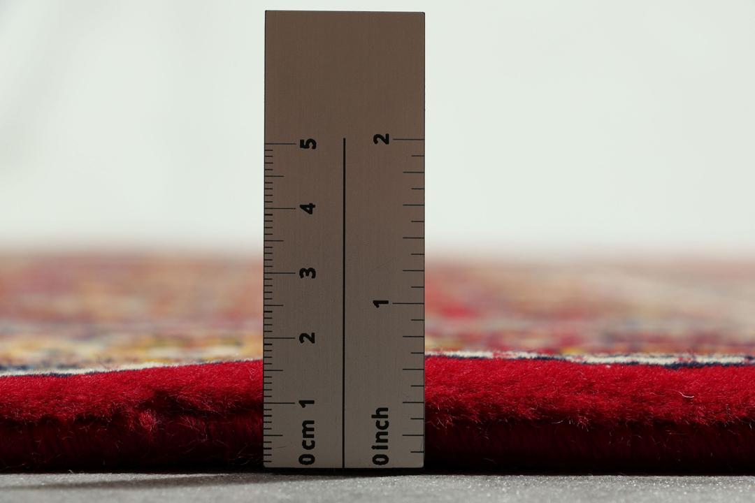 Handgeknoopt Moud-tapijt uit het Midden-Oosten met een levendig rood kleurenpalet.