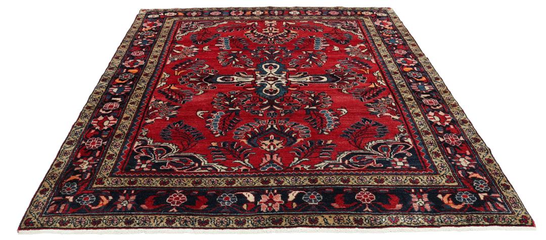 Handgeknüpfter Teppich aus dem Nahen Osten mit einem satten roten Grund und filigranen floralen Mustern.