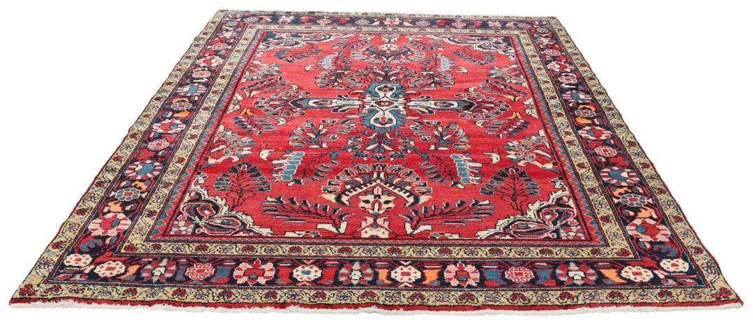 Handgeknüpfter Teppich aus dem Nahen Osten mit einem satten roten Grund und filigranen floralen Mustern.